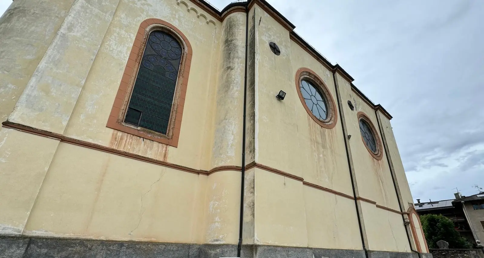 La chiesa di Susà rischia di crollare: crepe nelle facciate, le messe all'auditorium Sant'Orsola