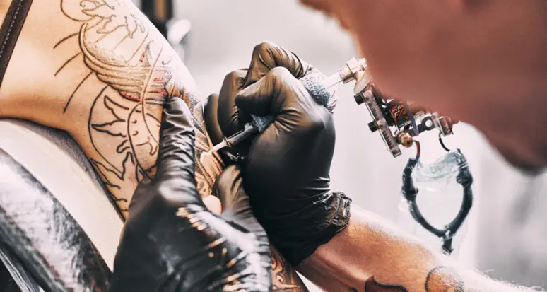 Manicure, piercing e tatuaggi, l’allarme dell’Istituto sanitario nazionale:“Crescono i casi di epatite”