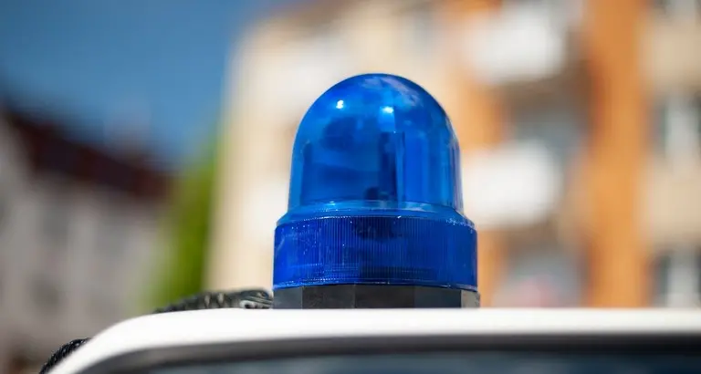 Guidava con passamontagna e lampeggiante abusivo: fermato dai Carabinieri, «giravo un video»