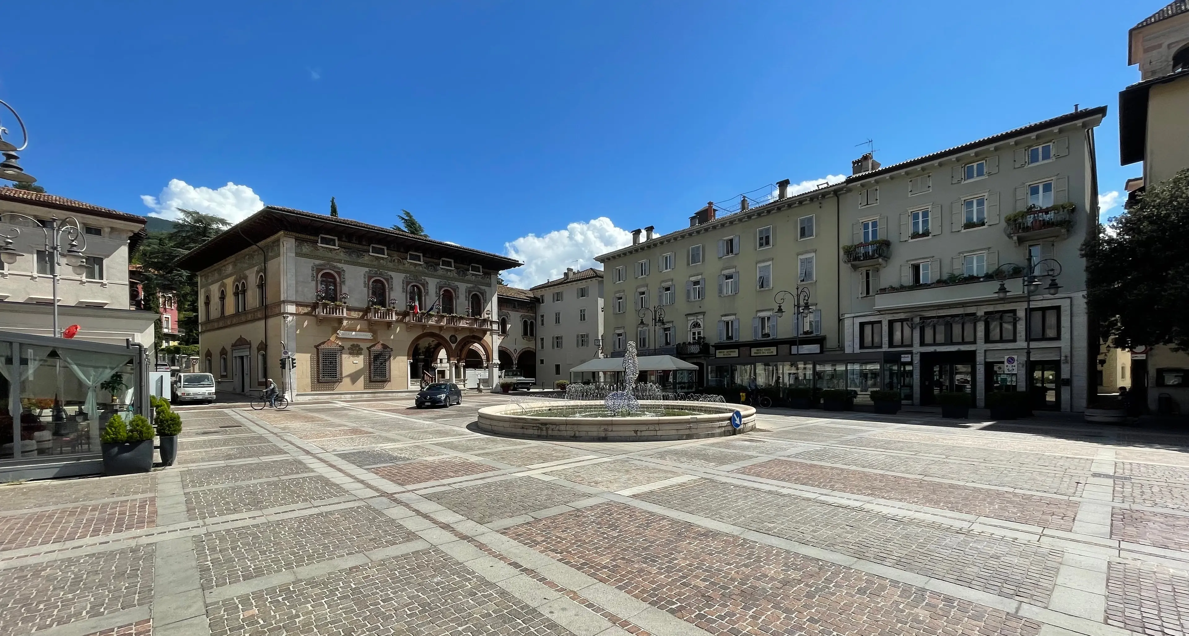 Riaperta Piazza Rosmini. Conclusi nel termine previsto i lavori che hanno restituito la piazza a Rovereto