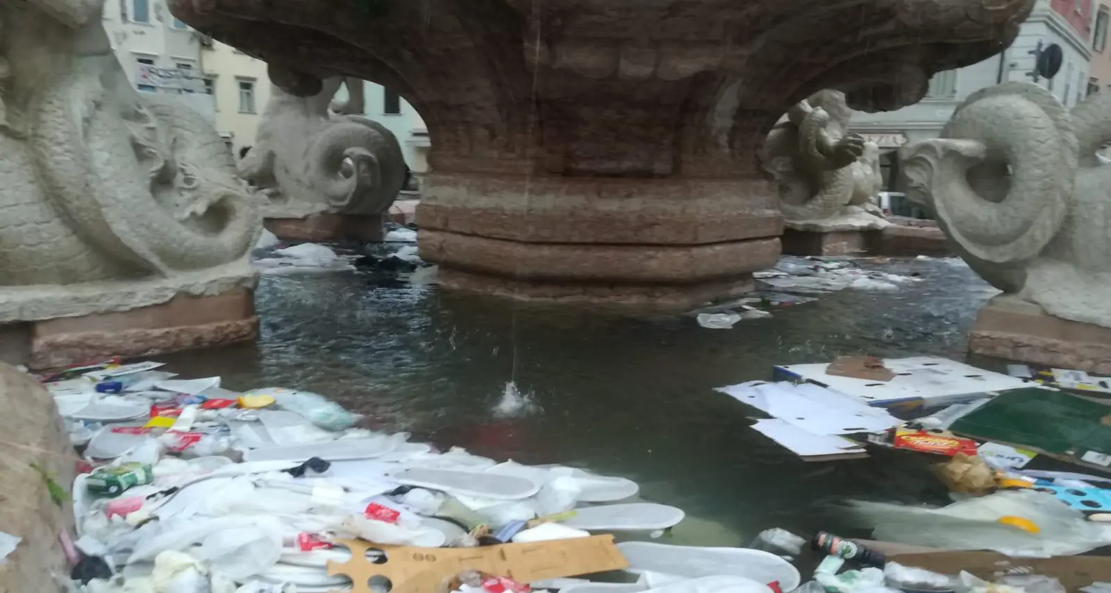 Vandalismi in piazza Duomo, fra Comune e Provincia botta e risposta sul \"soggetto fragile\": «al termine dei fatti è stato ricoverato»