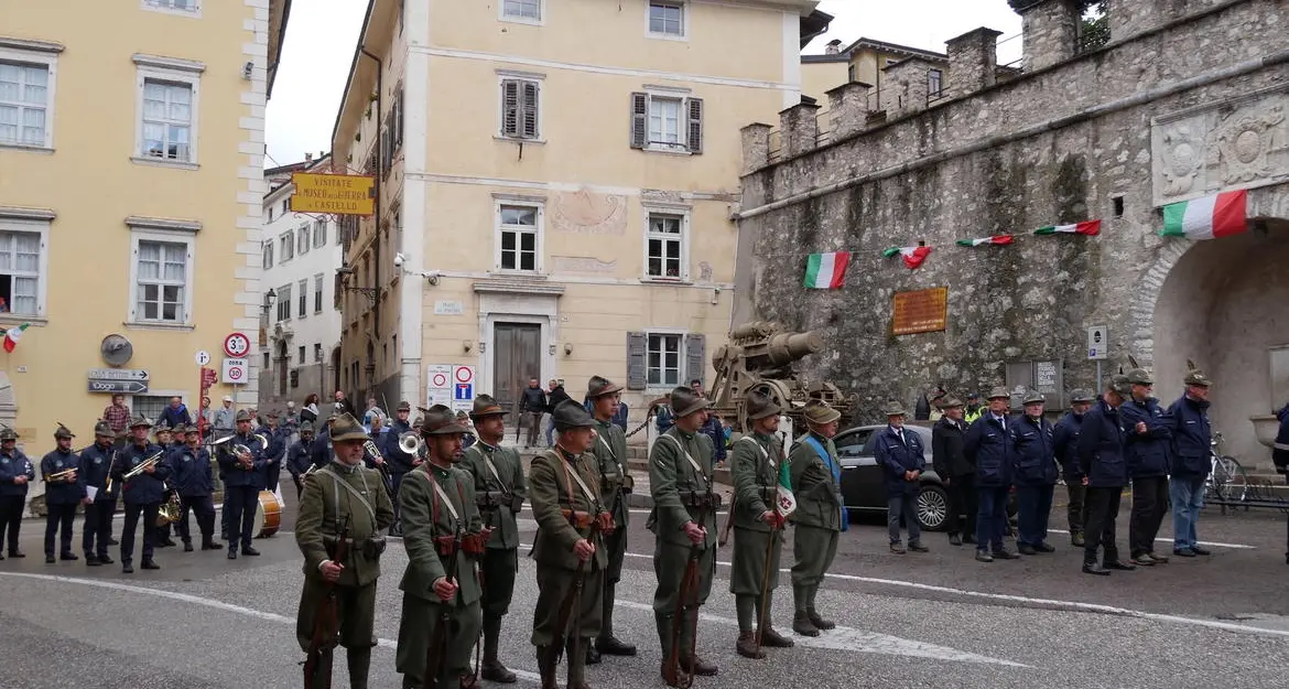 Festa per i 150 anni degli alpini, appello alla reintroduzione leva per il ricambio generazionale
