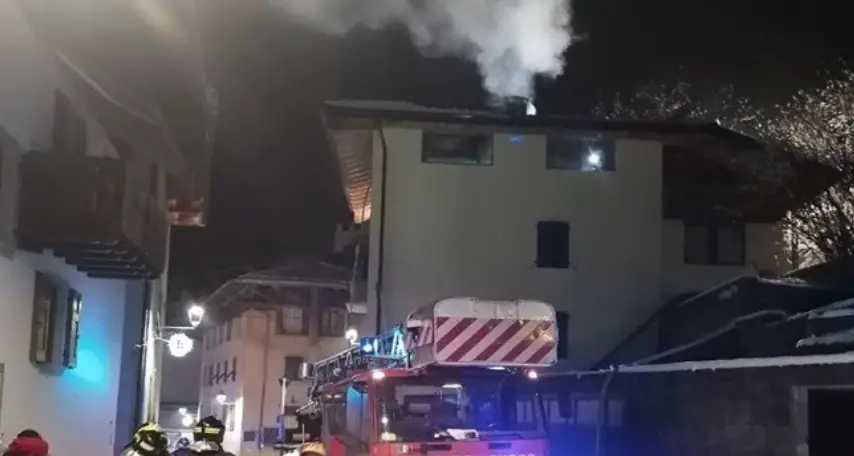 Allarme incendio per una canna fumaria a Castel Condino: tempestivo intervento dei vigili del fuoco