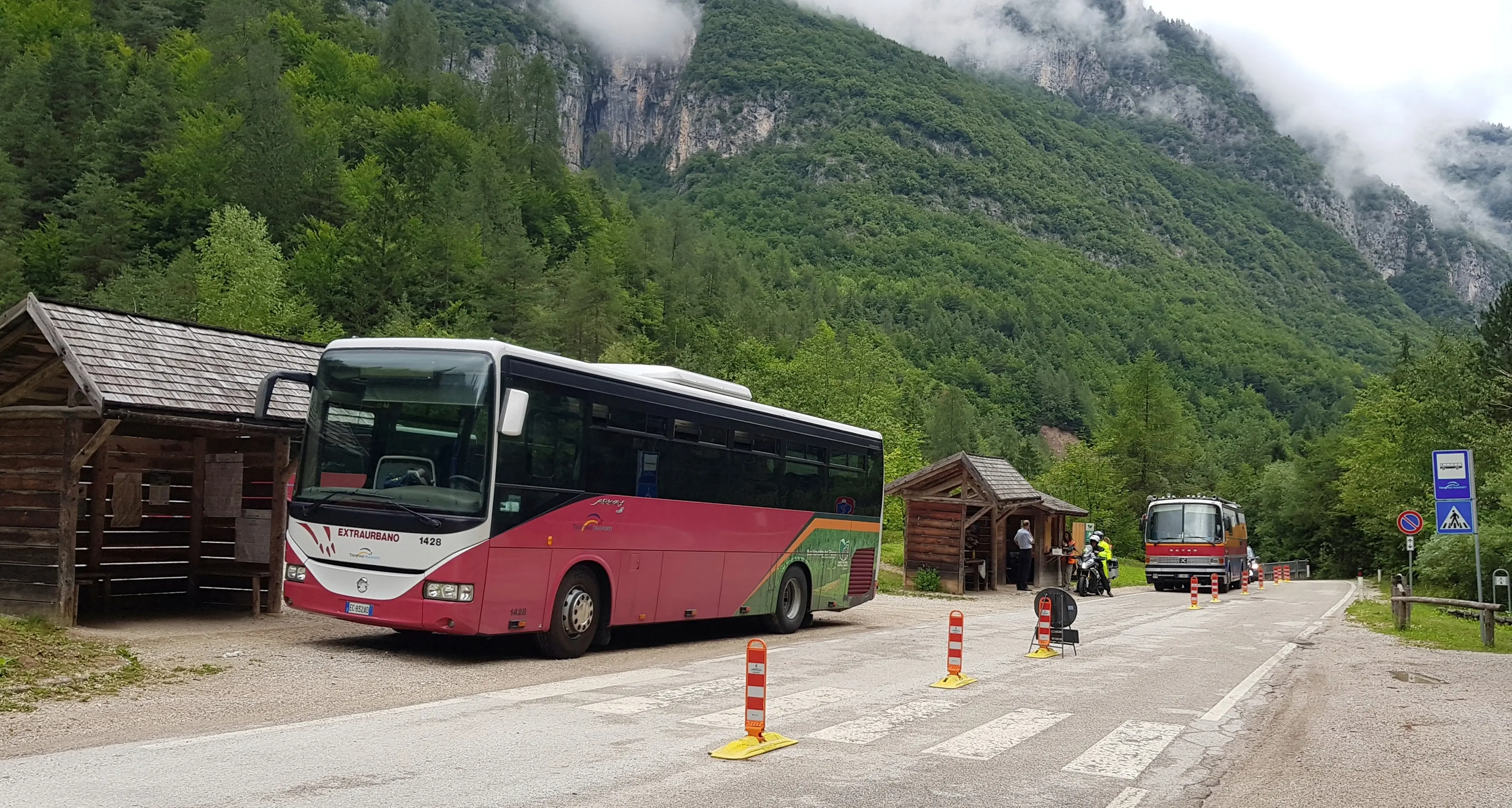 Traffico in Val di Tovel, ecco il piano del Parco: dopo l’annuncio «basta auto nelle valli», la mobilità si affida ai parcheggi e alle navette