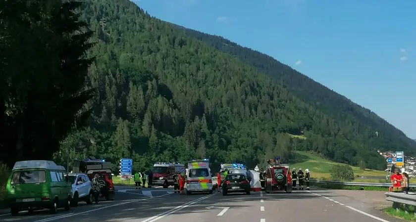 Grave scontro a Pellizzano, due moto contro un'auto, cinque feriti, elicottero in volo