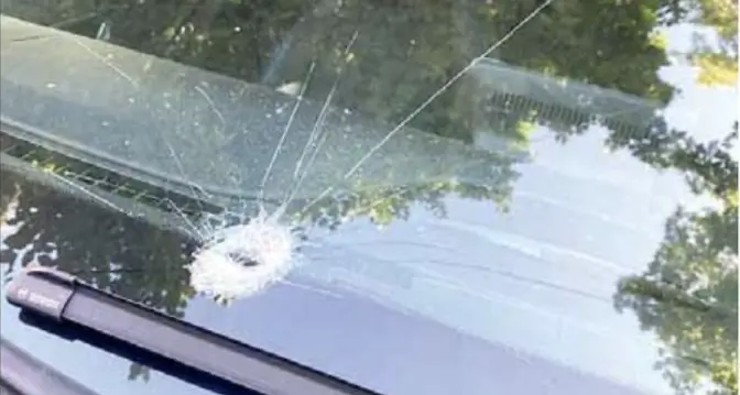 Vezzano, tre vetture colpite dal lancio di sassi
