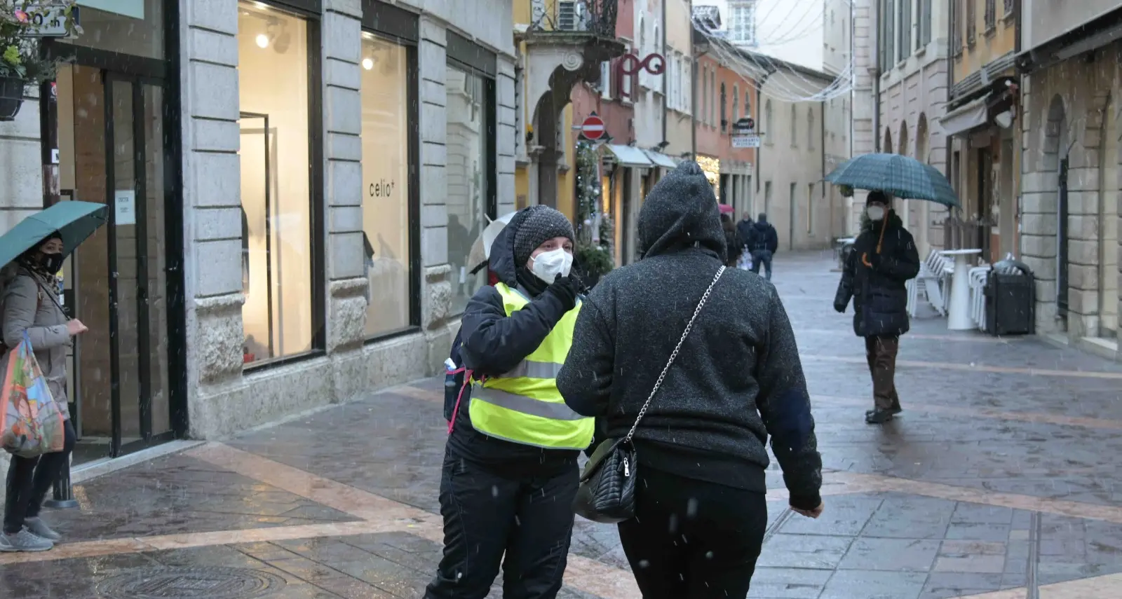 Trento: primo giorno di obbligo della mascherina in centro, al lavoro gli “steward” del Comune per convincere la gente
