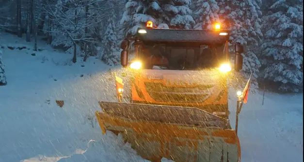 Lancia un mattone dalla finestra agli addetti dello sgombero neve