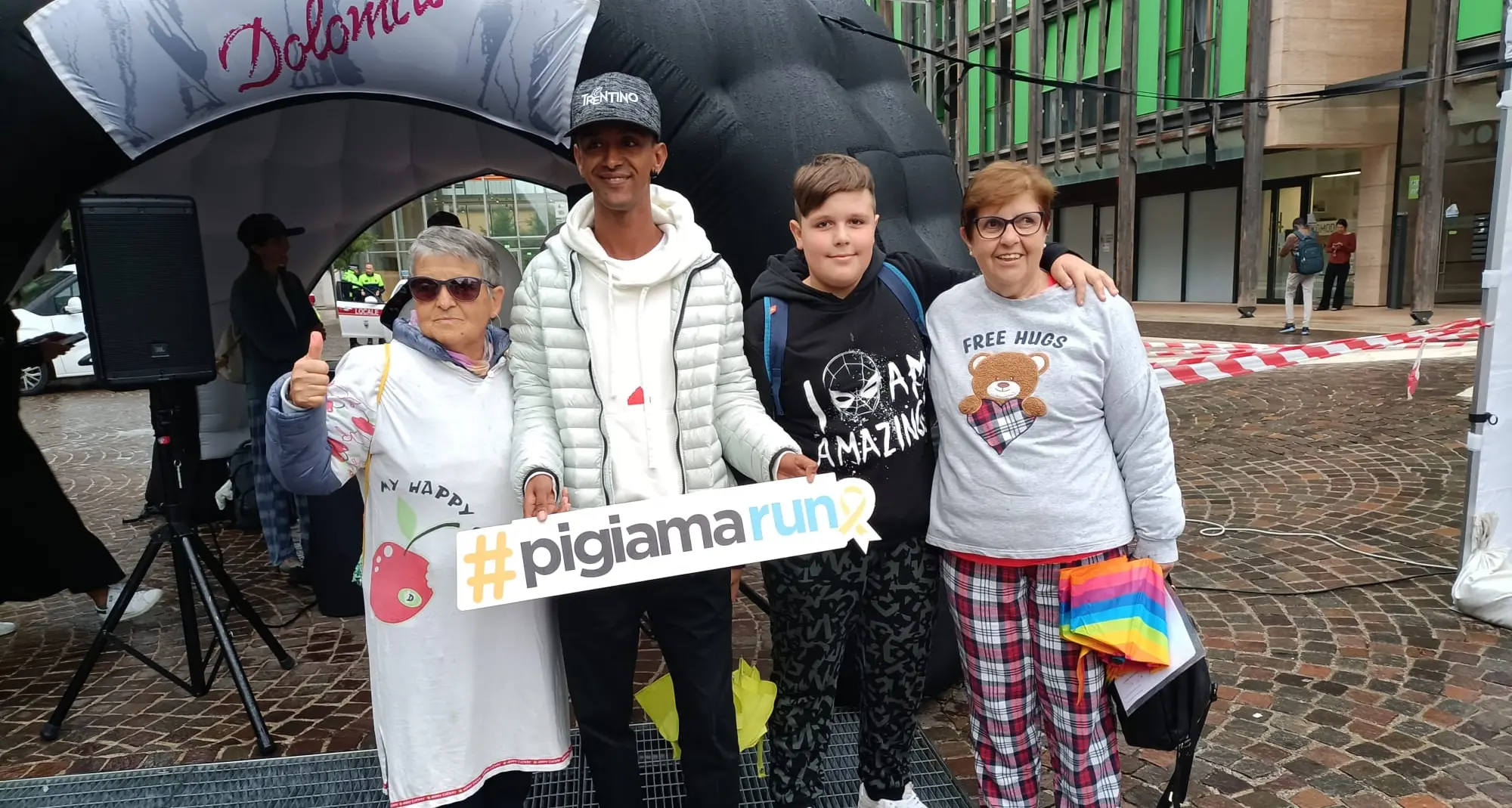 La pioggia non ferma la «Pigiama Run», per la ricerca contro i tumori - FOTO E VIDEO
