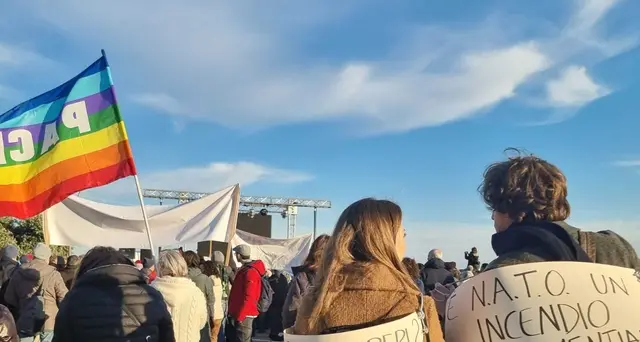 Sanremo: contro russofobia sventola bandiera russa in piazza