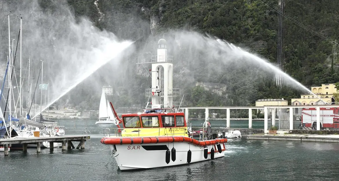 La nave da soccorso Sperone, lo spettacolare varo che dà più sicurezza al Garda