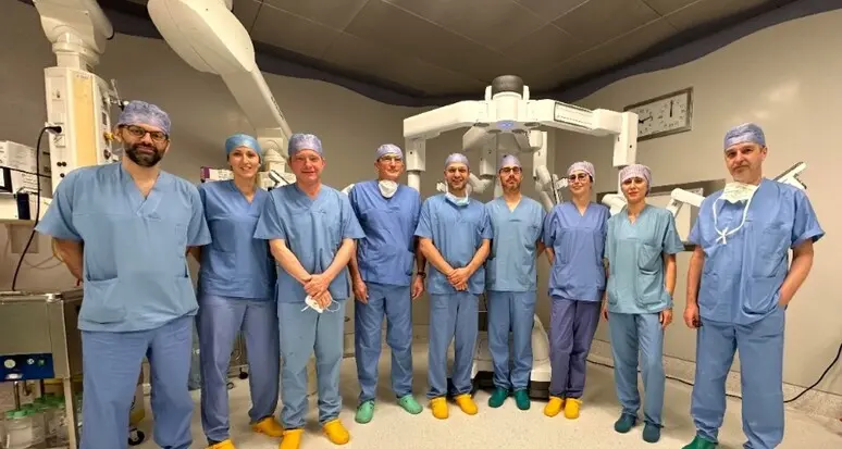 Maxi intervento di 20 ore contro un tumore all'intestino: salvato un uomo di 36 anni