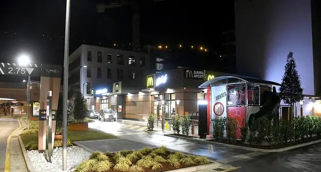 Schianto fra moto e auto in via Brennero a Trento, diciassettenne gravissimo