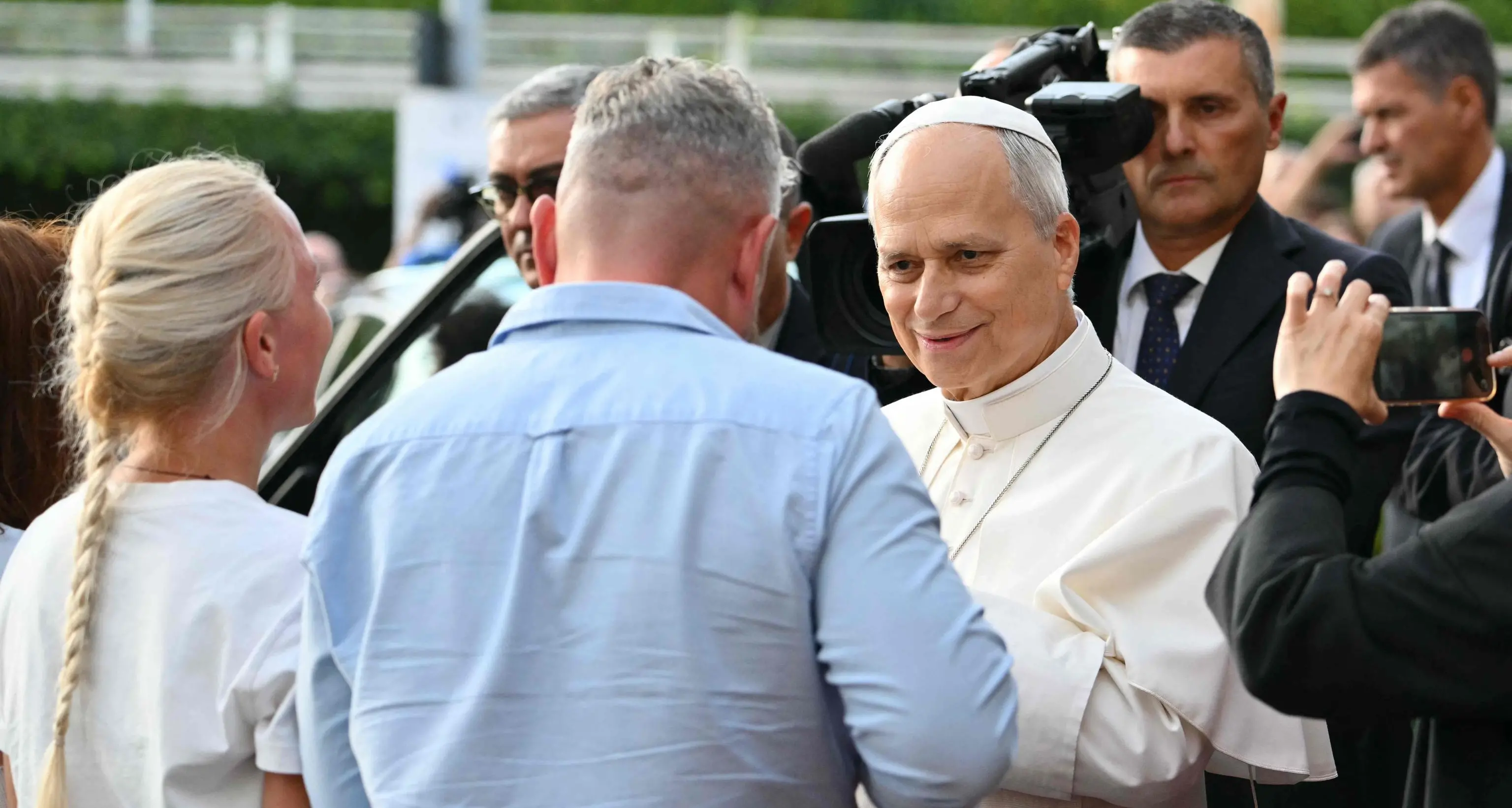 Papa Leone lascia il Gemelli: sorrisi e applausi