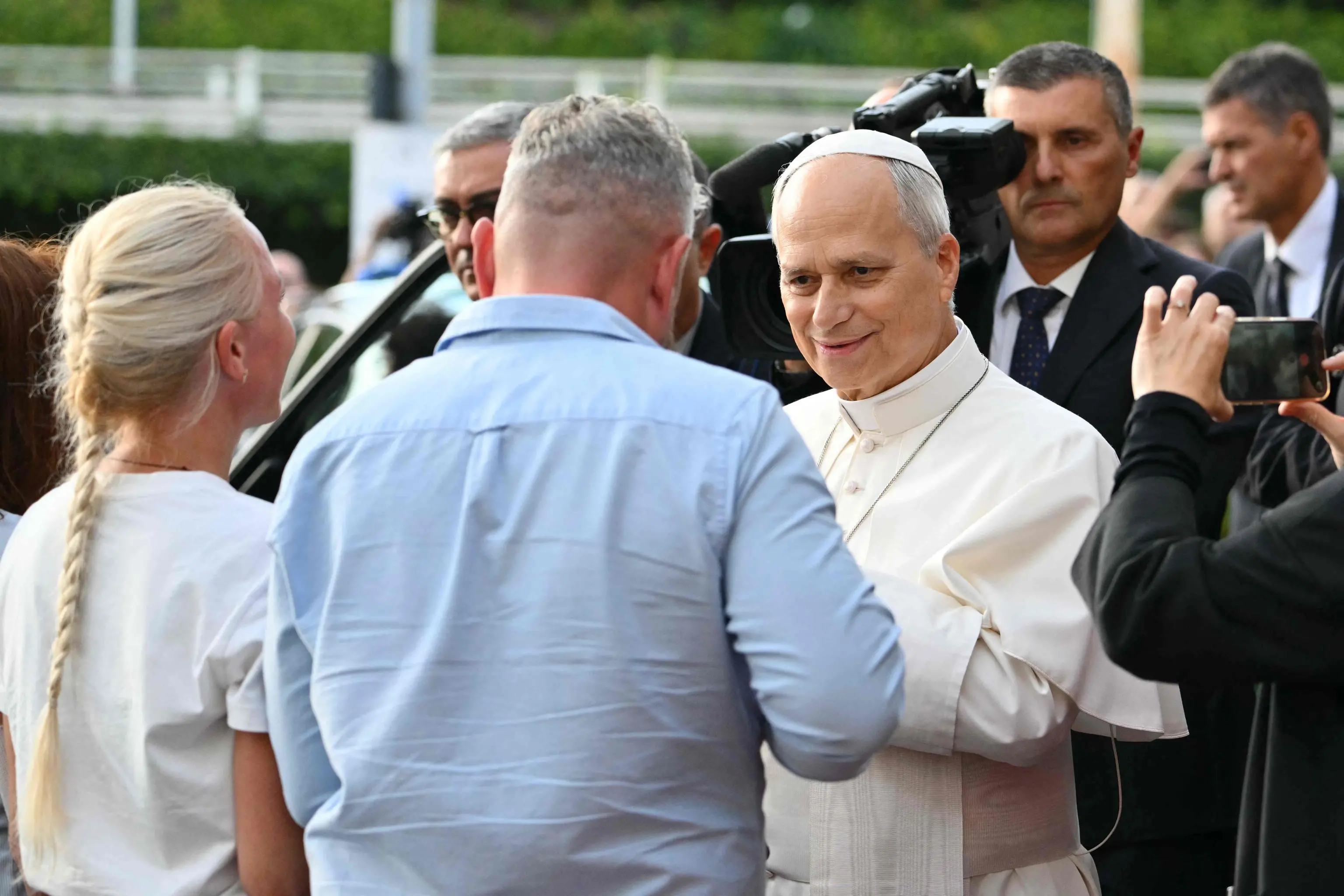 Papa Leone lascia il Gemelli: sorrisi e applausi