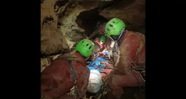 Speleologa bloccata: barella affronta il tratto più stretto