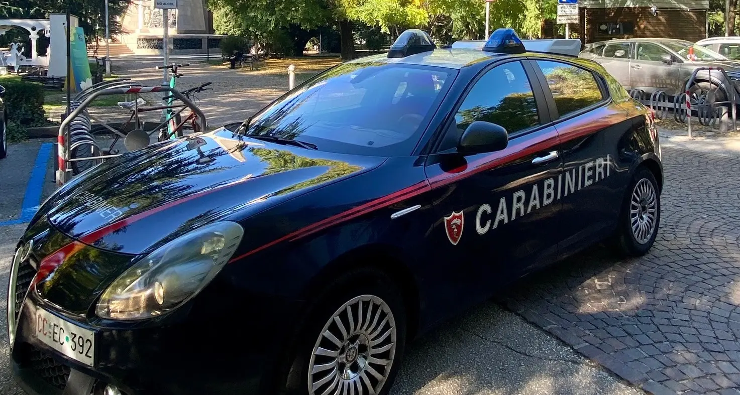 Rapinano un coetaneo con una pistola giocattolo in piazza Venezia: denunciati tre minorenni