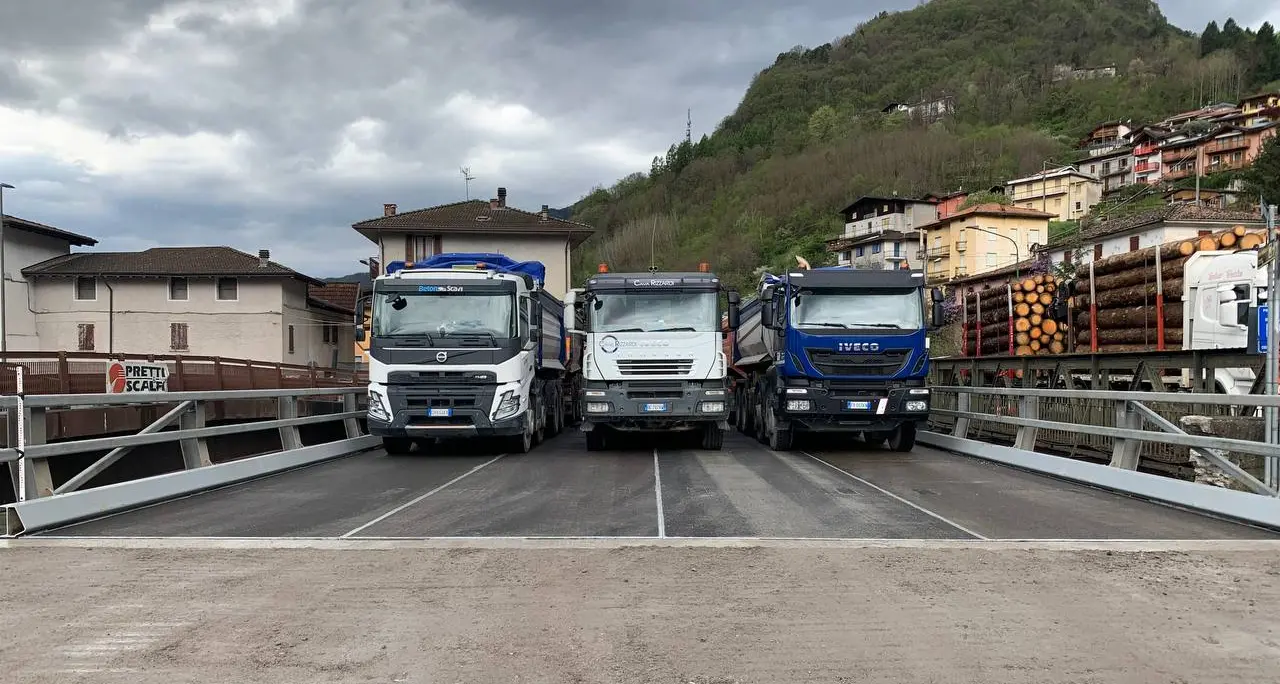 Ponte Caffaro, collaudo del ponte provvisorio, a fine mese l'apertura e poi per nove mesi i lavori al «ponte storico»