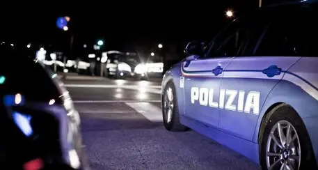 Tenta di aggredire un agente in questura, fermato con il taser