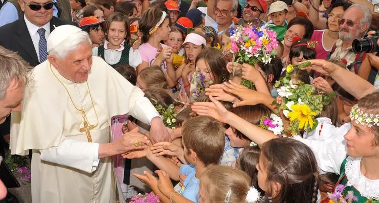 Addio al primo Papa emerito, l’Arcivescovo di Trento: «Lascia pagine indimenticabili di vita umile e studio»