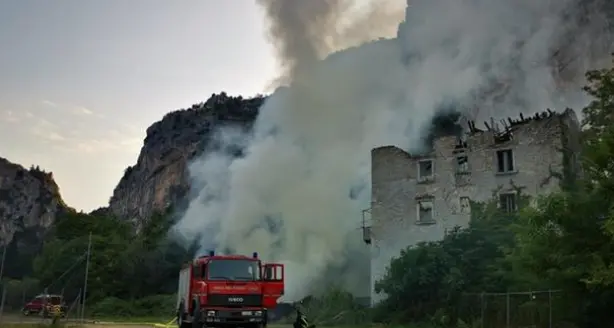 Arco, a fuoco la boscaglia, intervento dei pompieri che prelevano l'acqua dal Sarca per salvare una villetta di Prabi