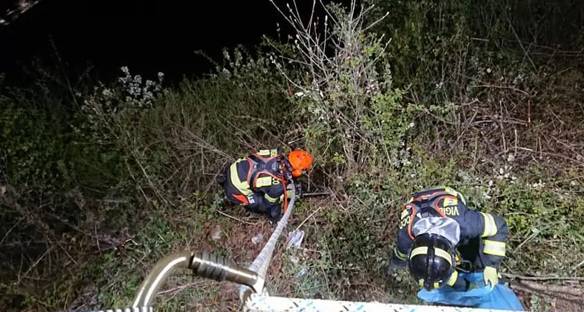 Rifiuti di ogni genere sotto la Busa dei Orsi di Sardagna, spettacolare intervento notturno dei Vigili del Fuoco per bonificare