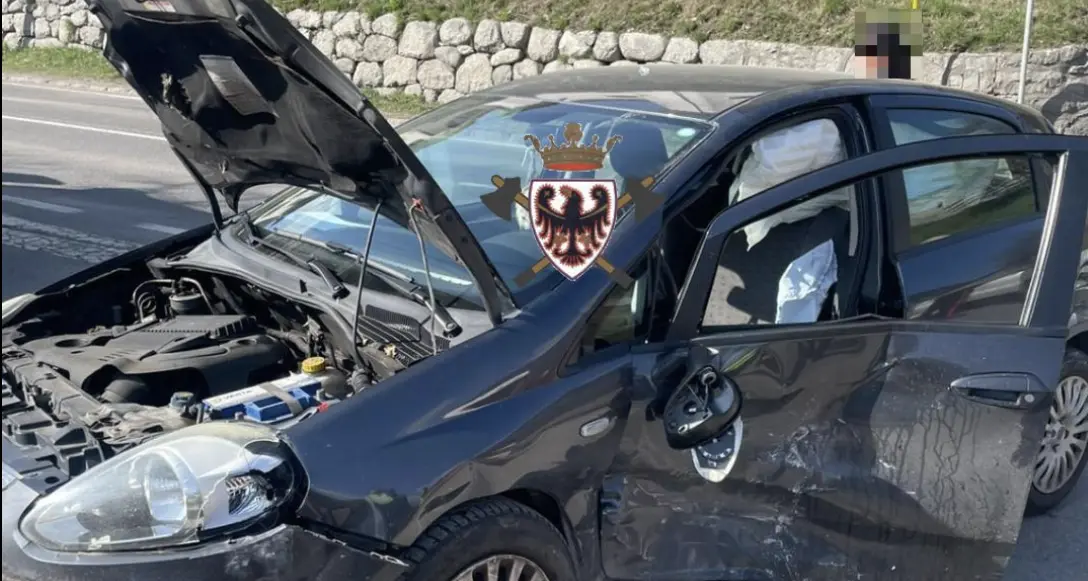 Scontro tra due auto a Tione: ferita una persona, disagi alla circolazione