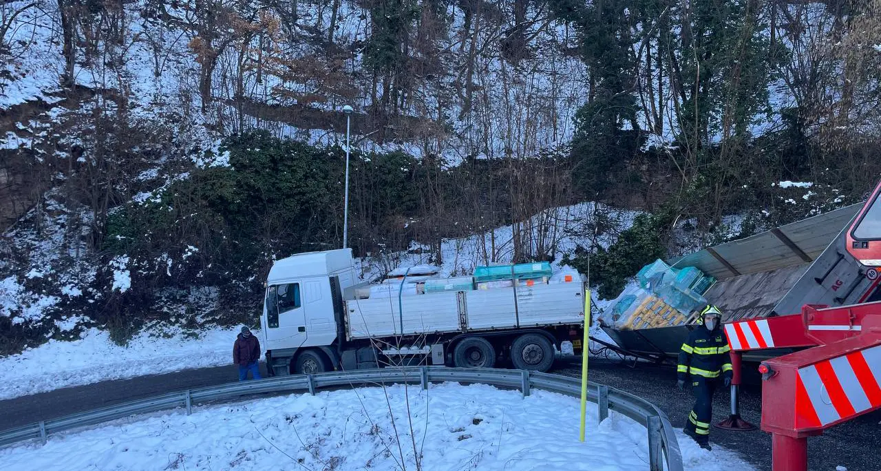 Il Tir imbocca via alla Cascata, si incastra, cerca di far retromarcia ma si ribalta il rimorchio: ore di lavoro dei vigili del fuoco