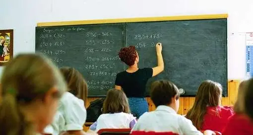 Formazione degli insegnanti, Lucia Coppola: “Aboliamo la tassa di abilitazione”