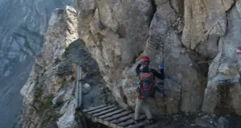 Lavori alla ferrata Bepi Zac, cantiere aperto, la Sat invita a fare attenzione nella zona