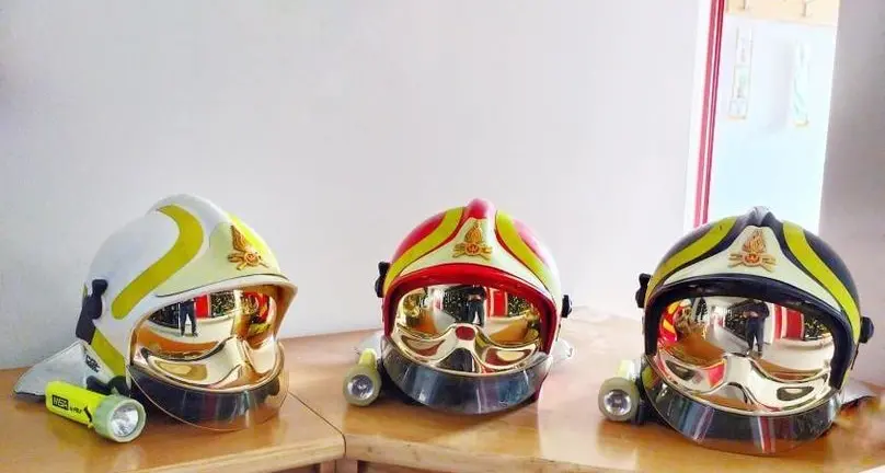 Come mai l’elmo dei vigili del fuoco volontari è di colore diverso di volta in volta?