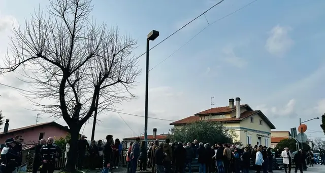 Famiglia del bosco: sit-in davanti alla casa famiglia, 'siamo i vostri amici'