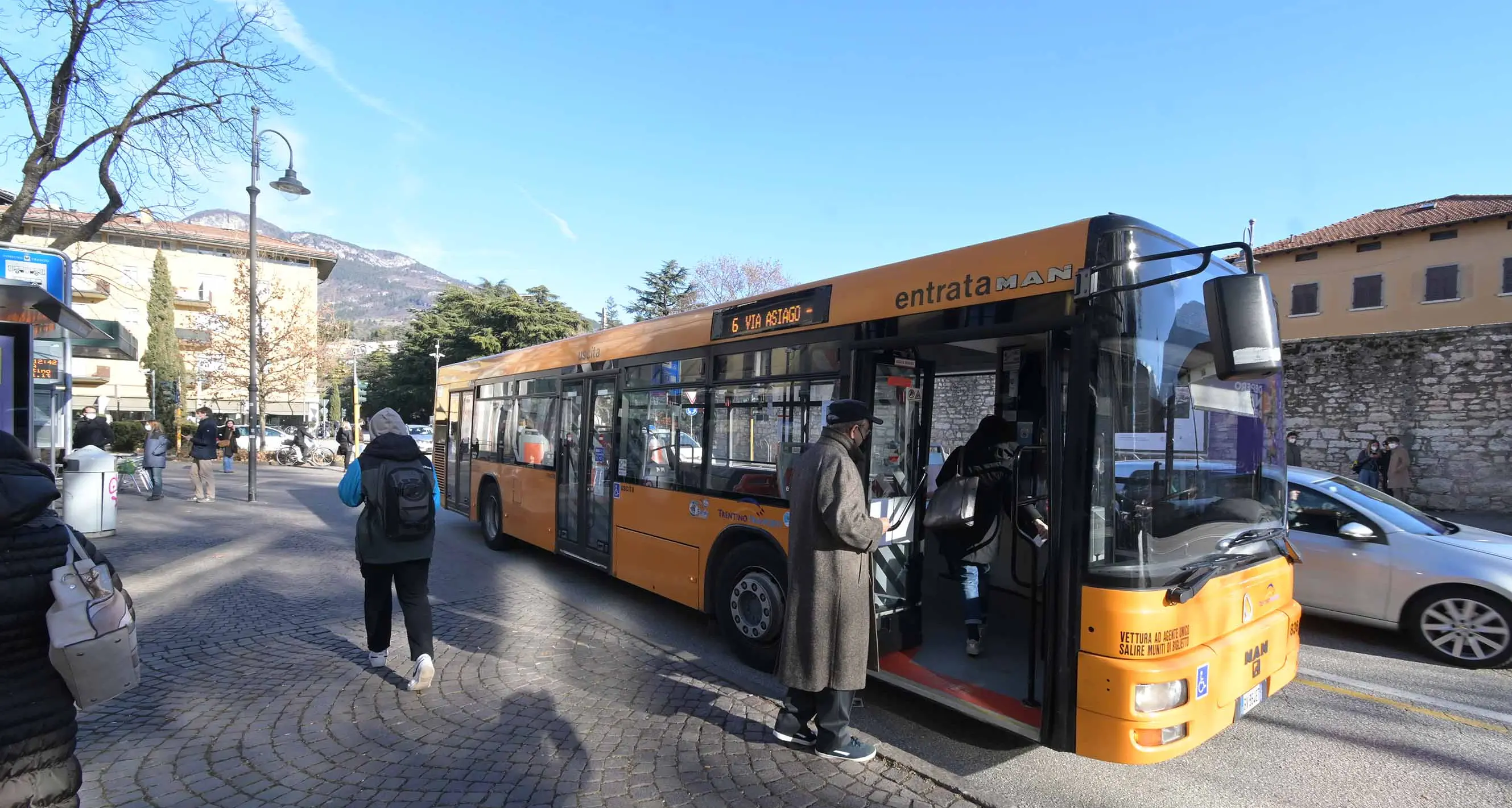 Studenti sui trasporti pubblici, o vaccinati o con prenotazione, ma nessuno ne sa niente (e nessuno fa i controlli) – VIDEOSCHEDA