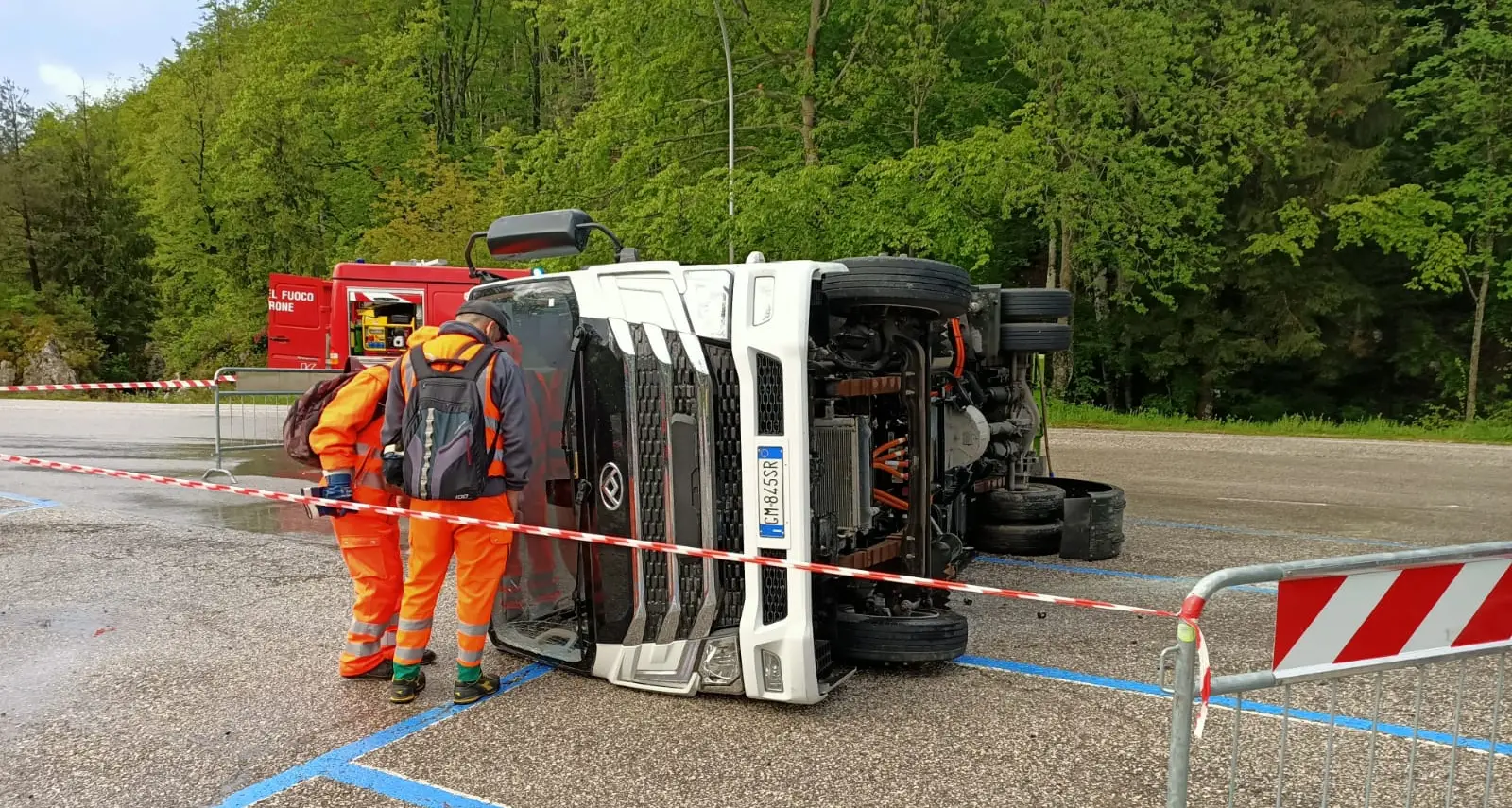 Asfalto bagnato, il camion (elettrico) delle immondizie si ribalta in curva, tre ore di strada chiusa
