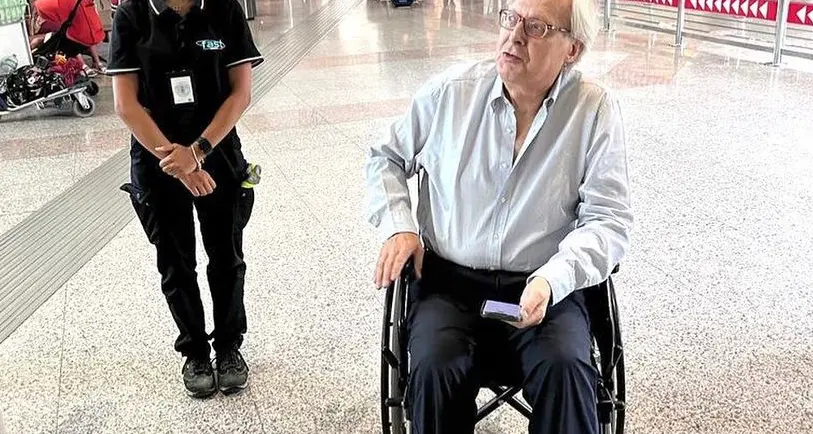 Sgarbi in aeroporto sulla sedia a rotelle: si pubblica su Instagram e parte la marea dei commenti, da «capra» a «colpa dei comunisti»