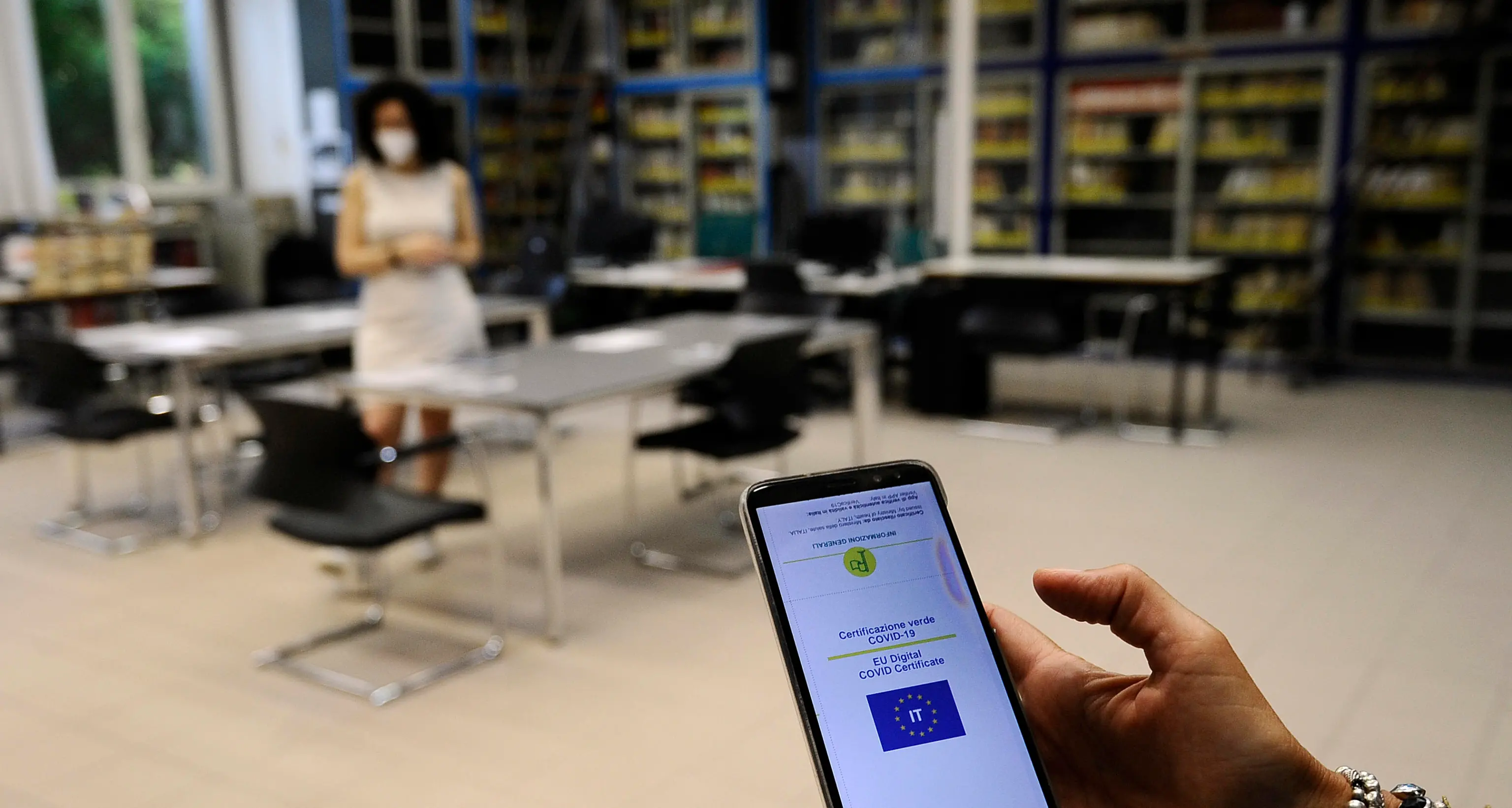 Fra dieci giorni si torna a scuola, ma i prof hanno già iniziato: fra controlli del Green pass e riunioni in presenza al 50%