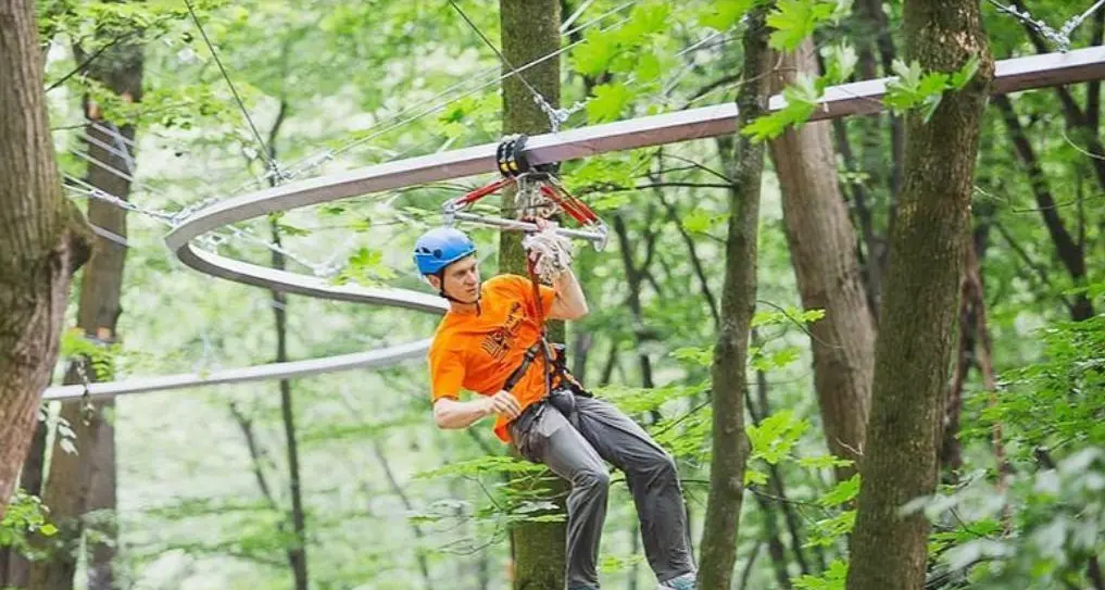 In Paganella anche una \"zipline\" per il divertimento dei turisti nel bosco, poi una nuova ferrata al Fausior
