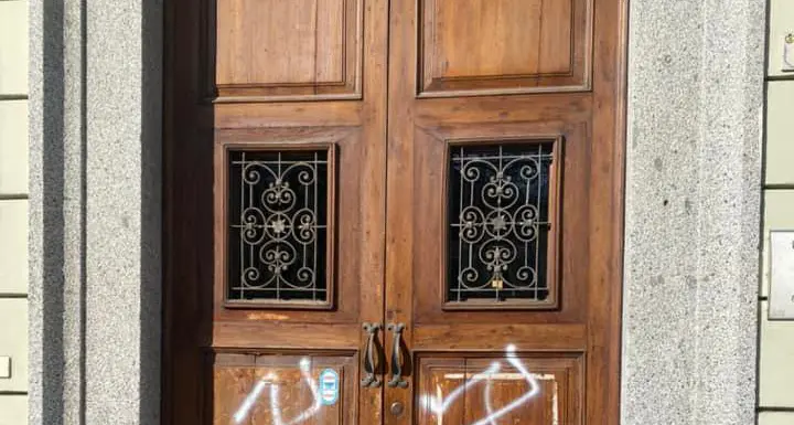 Commercianti ed esercenti in piazza, vetrine spente e fiaccolate a Trento, Rovereto ed Arco: #siamoalbuio per il caro-bollette