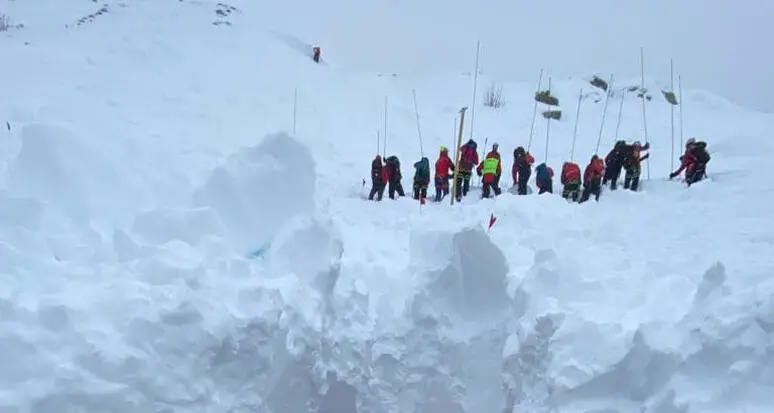 Rischio valanghe, appello di Soccorso alpino e Sat: «Massima prudenza, consultate il bollettino»