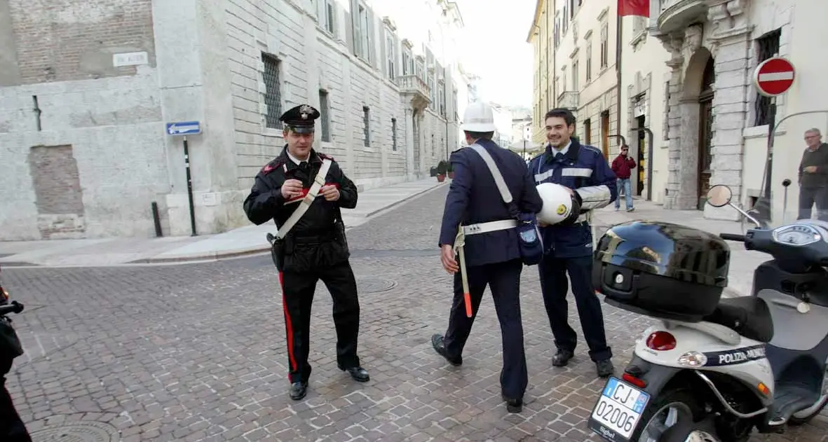 Torna la banda di via Manci: furti e spintoni alle commesse, nonostante il «daspo»
