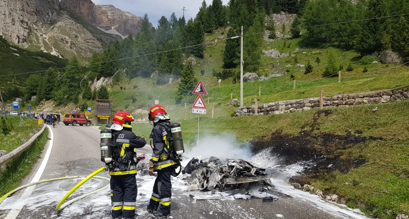 McLaren in fiamme lungo i tornanti del Passo Pordoi, salvo per miracolo il conducente