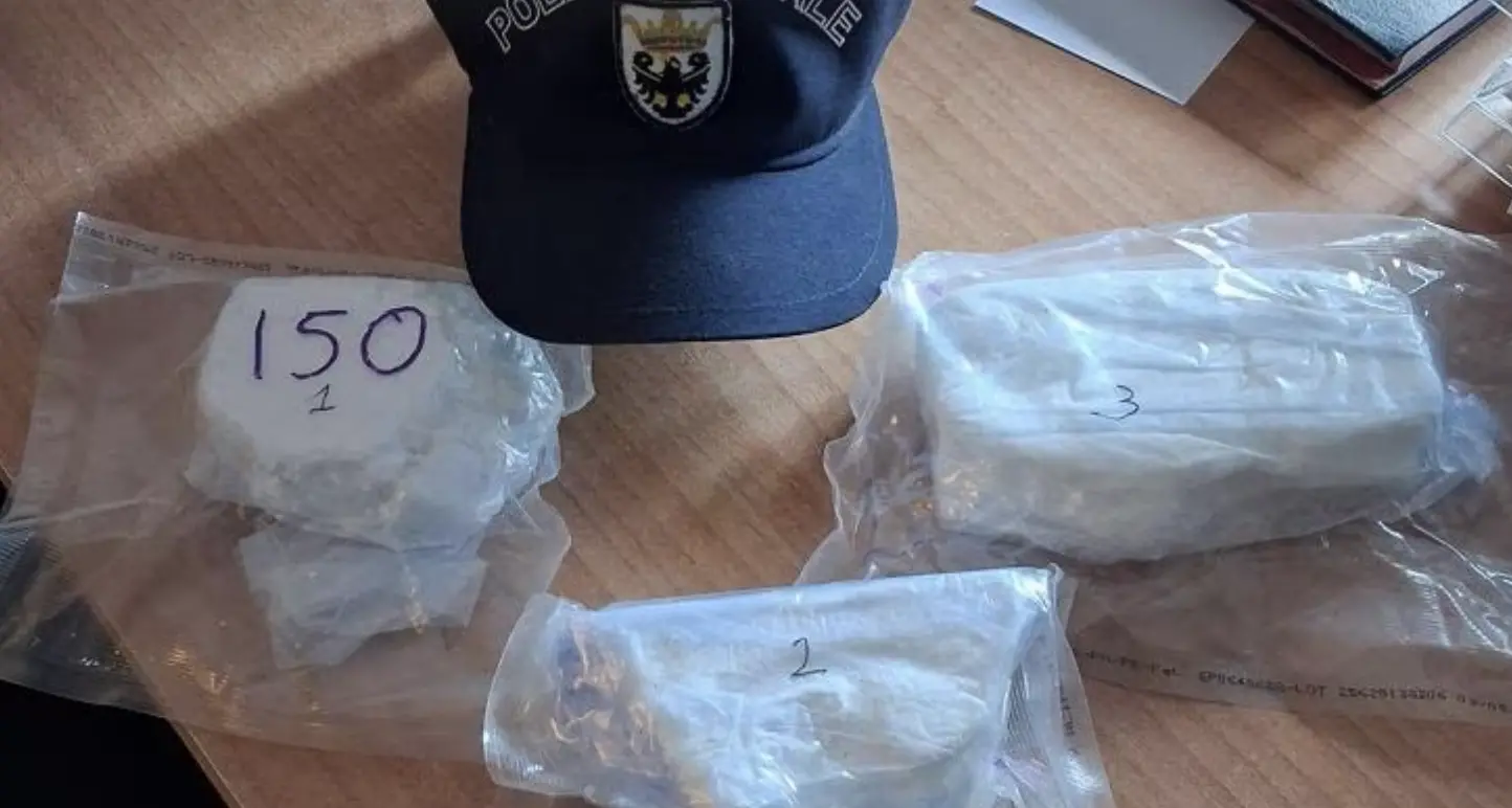 Rifiuti abbandonati vicino alla statale: nei campi di Mezzolombardo spunta la cocaina