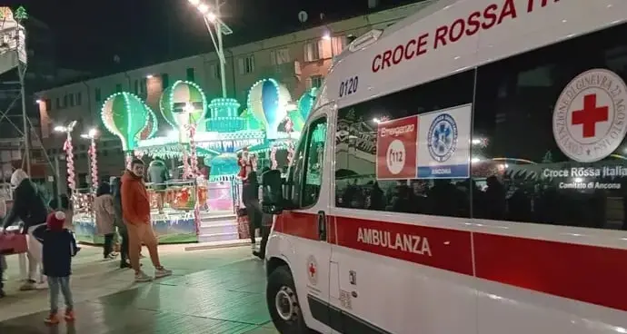 Ragazza sbalzata dalla giostra ad Ancona, è grave
