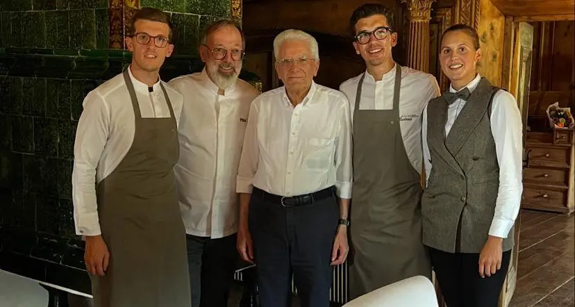 Il presidente Mattarella a Dobbiaco, a pranzo da chef Niederkofler: l’emozione del sous chef trentino Matteo Delvai