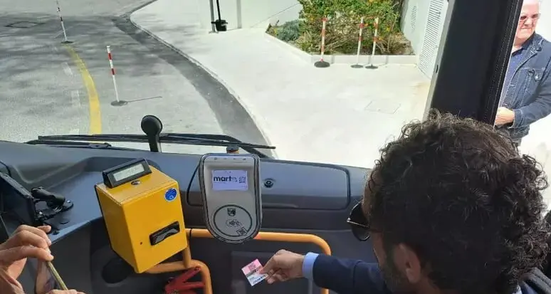 Aveva dimenticato l'abbonamento, 15enne disabile viene fatto scendere dal bus