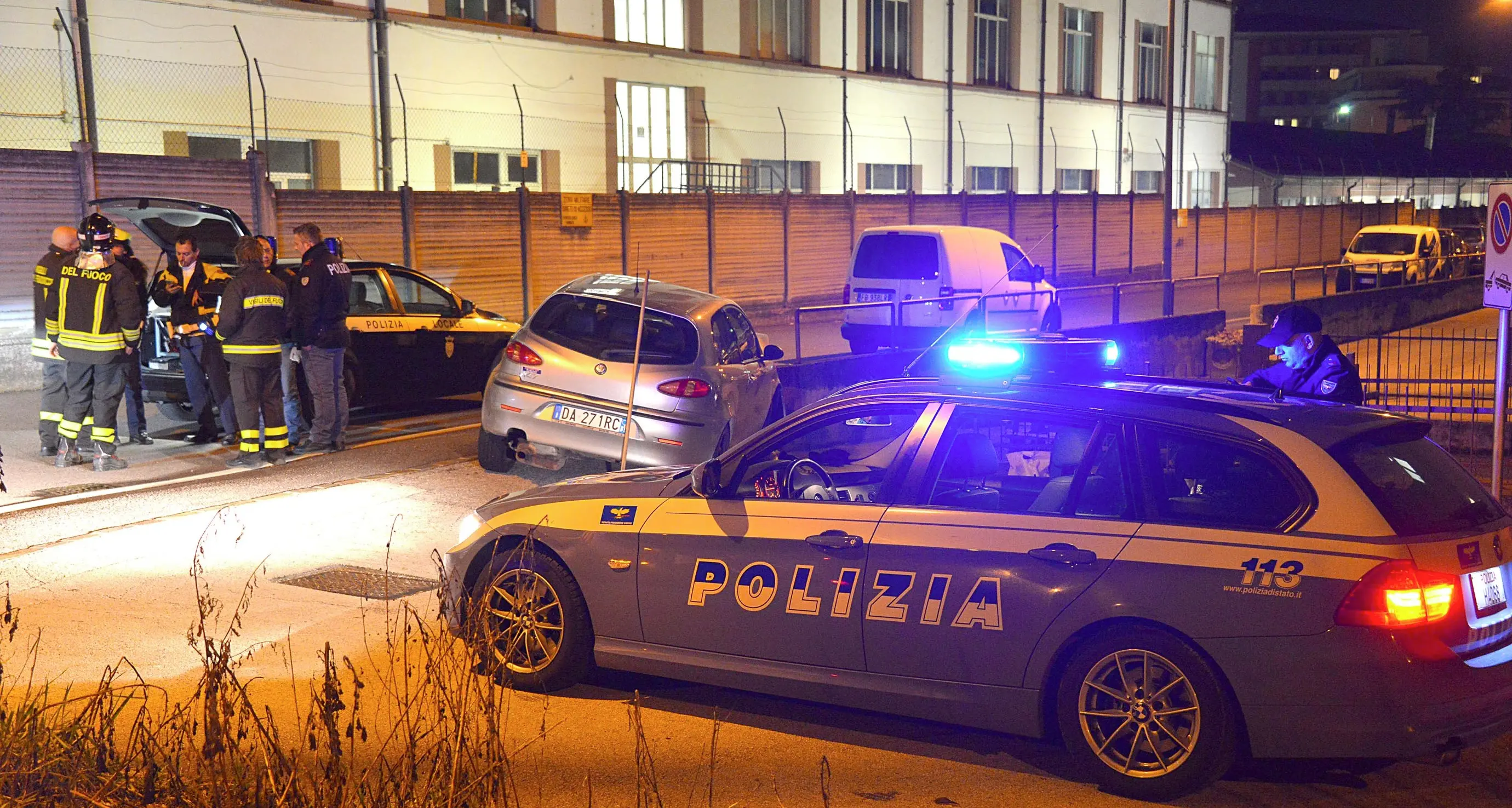 Tentano di rubare alla Tecno Car di via Marconi: la polizia li scopre nascosti fra i cartoni, denunciati due romeni