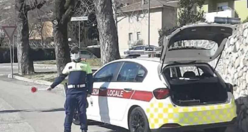 In divieto e con la patente falsa: maxi multa a un pakistano che ha consegnato un documento polacco