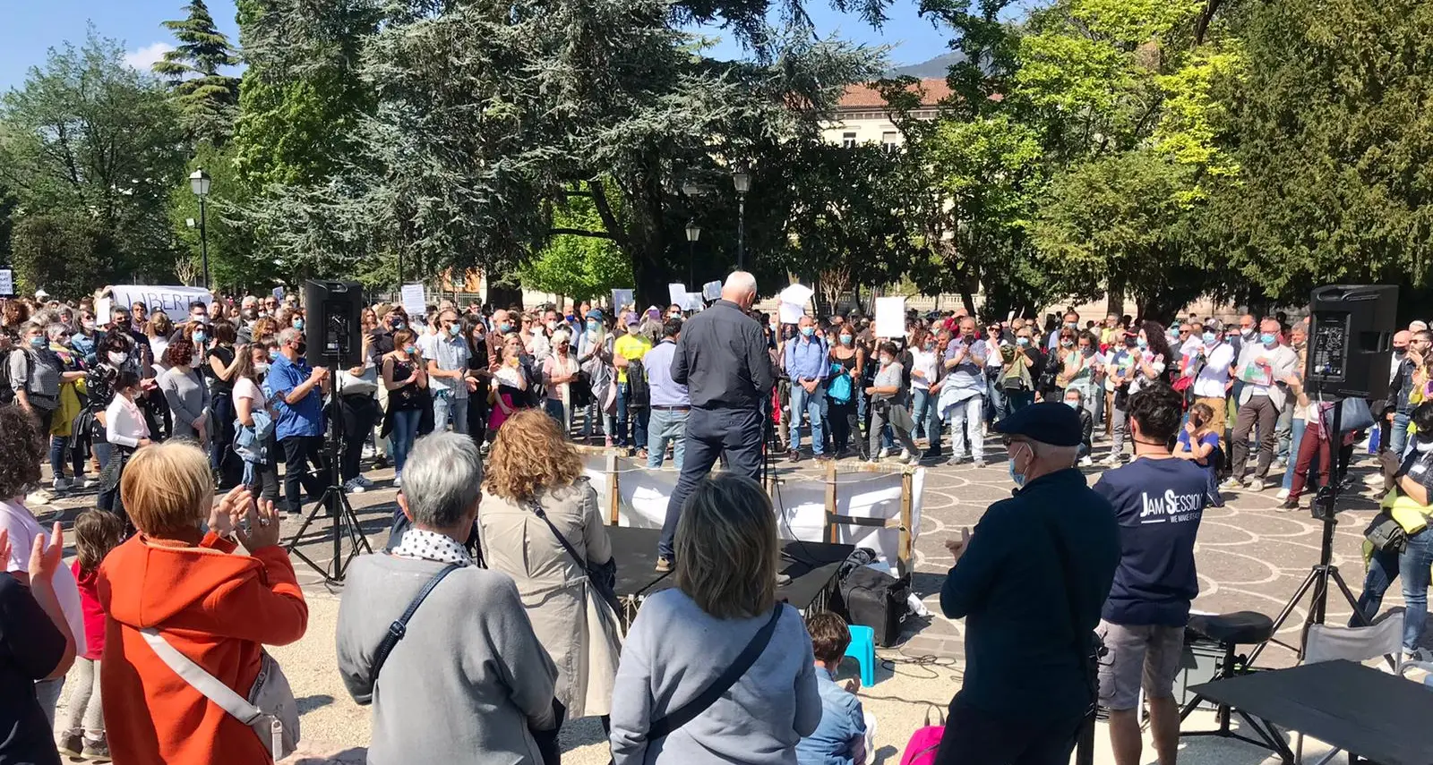 Manifestazione no-vax a Trento: “Basta con le chiusure, vogliamo libertà”