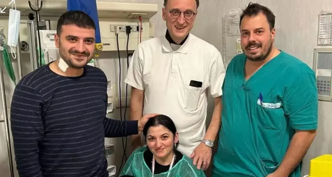 Papà dona una parte del fegato alla figlia di undici mesi: \"Il miglior regalo di Natale\"