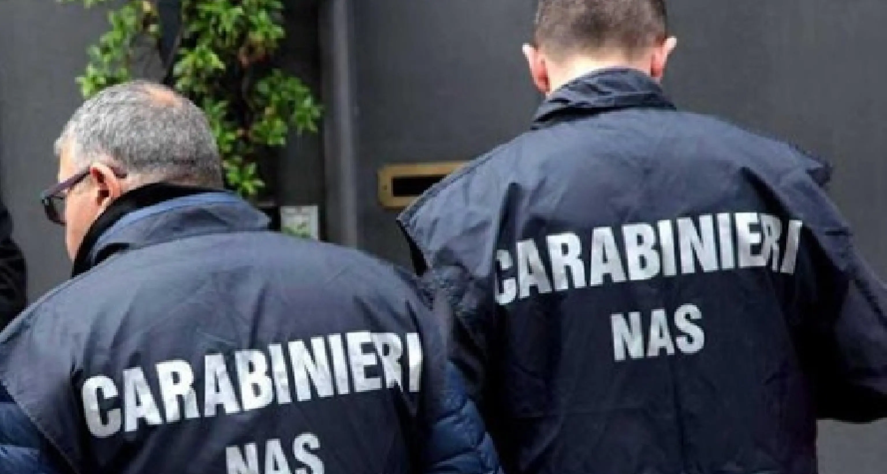 Medicinali in vendita senza autorizzazione, e cibo scaduto, i Nas multano due supermercati etnici